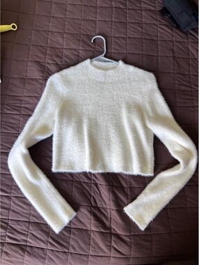 Kendall & Kylie Women's White Fuzzy Cropped Sweater Size S